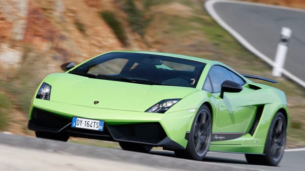 Das Superleggera-Modell des 570-4 wurde im März 2010 vorgestellt und befindet sich fahrdynamisch an der Spitze der Gallardo-Baureihe: In 3,4 Sekunden geht es auf Tempo 100 und 200 km/h liegen bereits nach 10,2 Sekunden an.