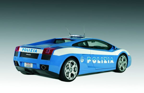 Auch die italienische Polizei war vom Ausnahmesportlers überzeugt und ging bereits ab 2005 mit einem Gallardo auf Verbrecherjagd. Drei Jahre später freuten sich die Carabinieri über die neuere Version des Kampfstiers.