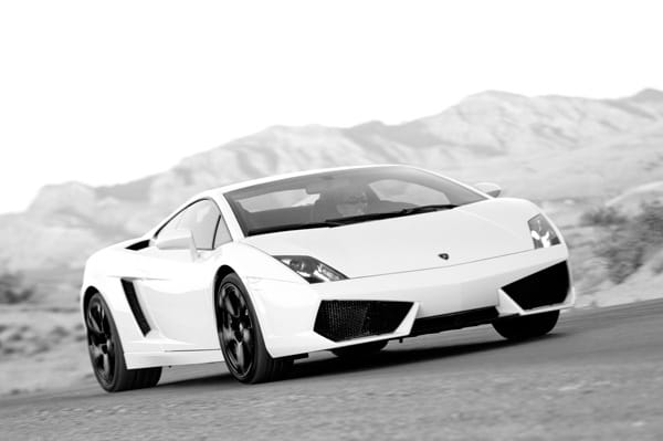 Mit dem Facelift glättete Lamborghini die Linien des Gallardo. Von vorn fallen vor allem die neugestalteten Grafiken der Scheinwerfer und die markanteren Lufteinlässe in der Frontschürze.