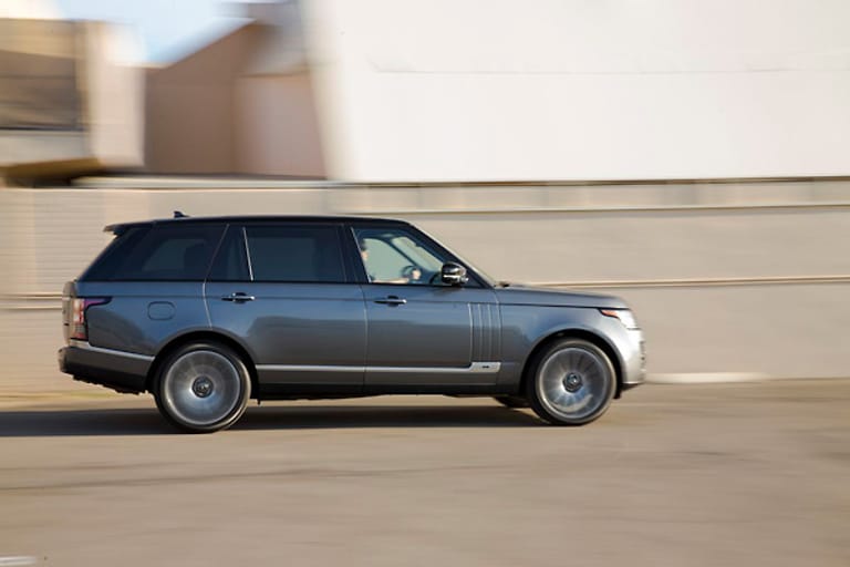 Der Range Rover LWB (Long Wheelbase = Langer Radstand) ist mit 5,20 Metern 20 Zentimeter länger, als der Reguläre. Davon kommen 18,6 Zentimeter als Beinfreiheit an.