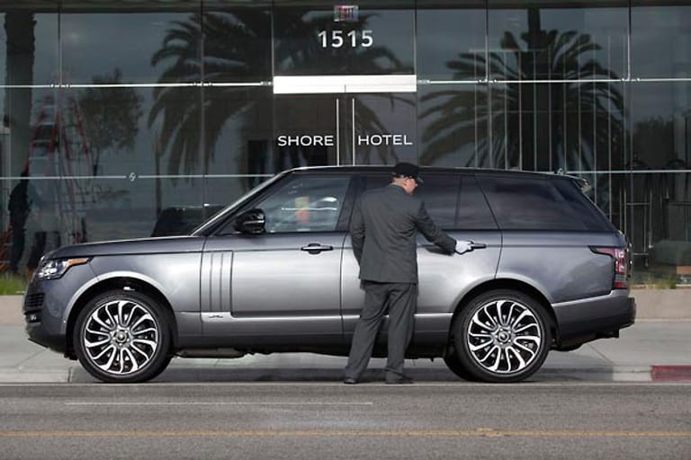 Mit seiner Gesamtlänge von 5,20 Metern und den resultierenden Platzverhältnissen empfiehlt sich die Langversion des Range Rover vor allem für Menschen, die sich lieber fahren lassen.