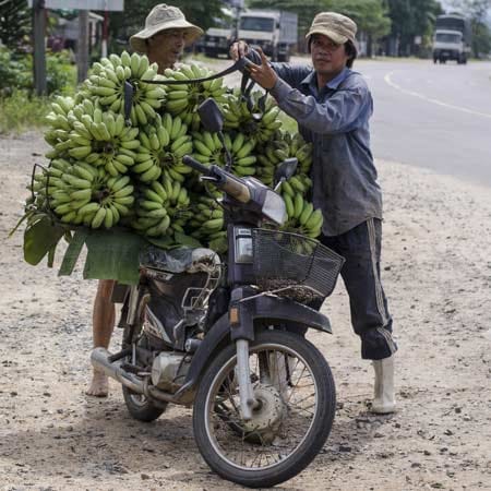 Das Mofa wird in Vietnam wie ein Lkw beladen.