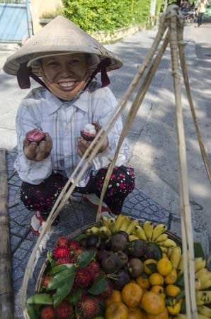 Marktfrau in Vietnam.