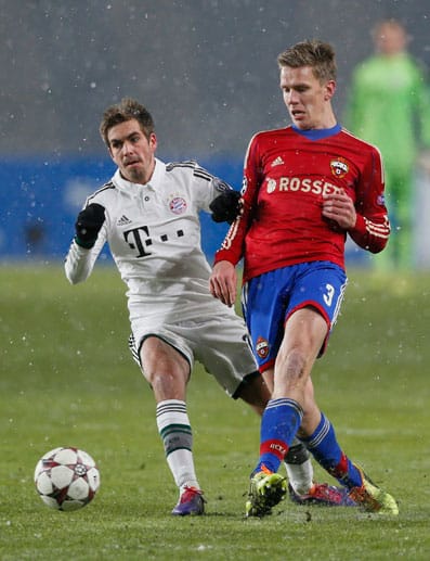 Pontus Wernbloom (re.) ist in dieser Szene vor Philipp Lahm am Ball. Der Bayern-Kapitän muss in der ersten Halbzeit angeschlagen ausgewechselt werden.