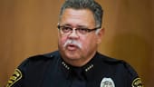 Roberto Villasenor, Polizeichef der US-Stadt Tucson, berichtete auf einer Pressekonferenz, dass die drei Mädchen völlig verwahrlost gefunden wurden. Nach Aussagen der 12- und 13-Jährigen hätten diese sich zuletzt vor einem halben Jahr gewaschen.