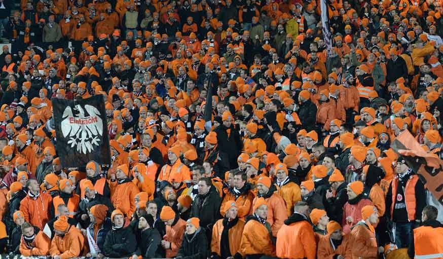 Die Fans von Eintracht Frankfurt, die sich in einer Stärke von 12.000 Mann angekündigt hatten, präsentieren sich bei Girondins Bordeaux einheitlich in Orange.