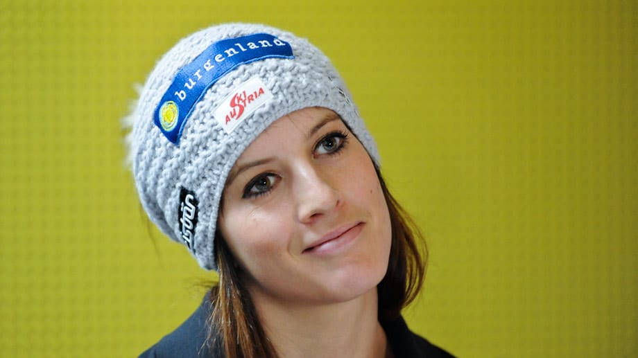 Julia Dujmovits hat in ihrem noch jungen Leben schon viel erlebt: Die österreichische Snowboarderin entdeckte mit fünf Jahren für sich den attraktiven Sport, überlebte 2000 gemeinsam mit ihrer Trainingsgruppe in Kaprun das schwere Brandunglück der Seilbahn und wurde 2007 Juniorenweltmeisterin.
