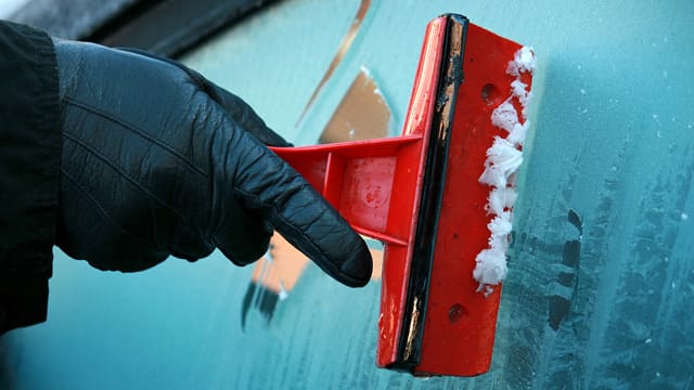 Scheiben enteisen: Der Eiskratzer gehört wohl zur Ausrüstung jedes Autos.