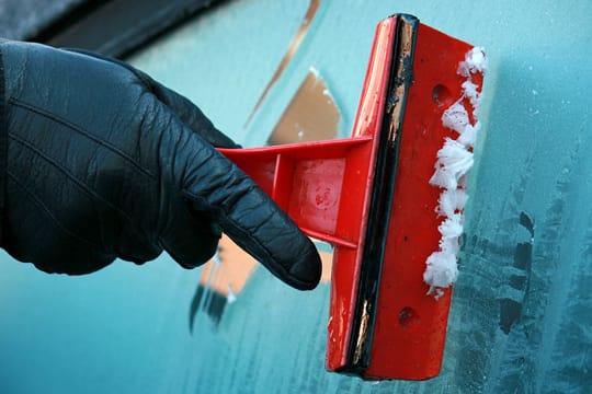 Scheiben enteisen: Der Eiskratzer gehört wohl zur Ausrüstung jedes Autos.