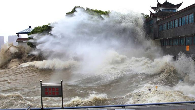 Wenn die Deichanlagen - wie hier in China - dem Wasser nicht standhalten, sind die Menschen an der Küste in Lebensgefahr, und es drohen katastrophale Zerstörungen.