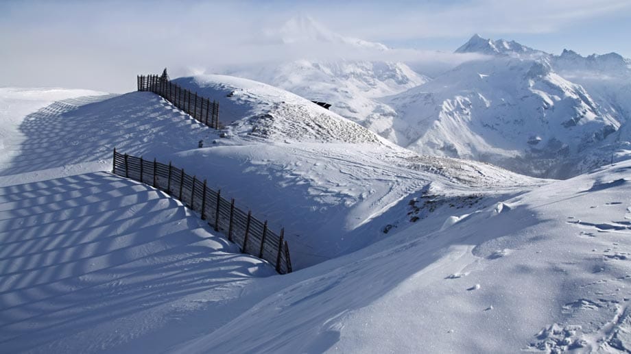 Zum Schutz vor Lawinen werden Holzgitter senkrecht in Richtung des Hanges aufgebaut. Sie sollen verhindern, dass die Schneemassen abrutschen. Zum Schutz vor Lawinen werden Holzgitter senkrecht in Richtung des Hanges aufgebaut. Sie sollen verhindern, dass die Schneemassen abrutschen.