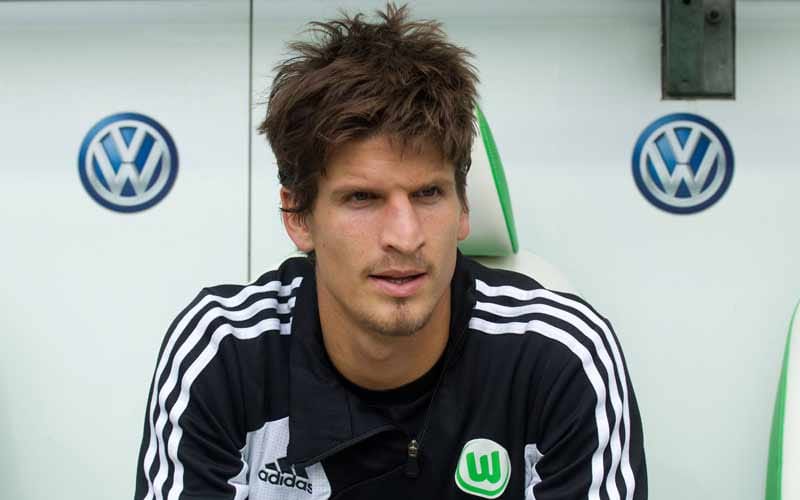 Flop: Timm Klose ist vor der Saison der Wunschspieler von Wolfsburgs Trainer Dieter Hecking. Er hat mit dem Schweizer Abwehrspieler bereits in Nürnberg zusammengearbeitet. Doch Klose schafft es nicht, sich bei den Wöflen einen Stammplatz zu erobern. Stattdessen spielt der erst 21-jährige Robin Knoche in der Innenverteidigung des VfL.