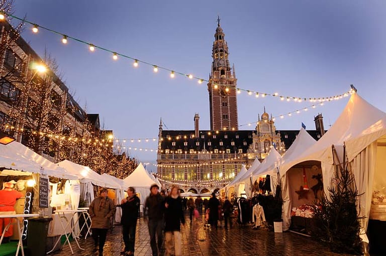 Die 140 weihnachtlich geschmückten Stände des Leuvener Weihnachtsmarktes befinden sich auf dem Platz Ladeuzeplein.