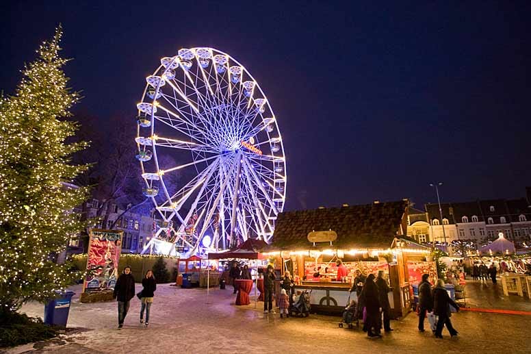 Auf dem Vrijthof in Maastricht tauchen die Besucher in ein Winterland aus festlich geschmückten Buden des Maastrichter Weihnachtsmarkts ein.
