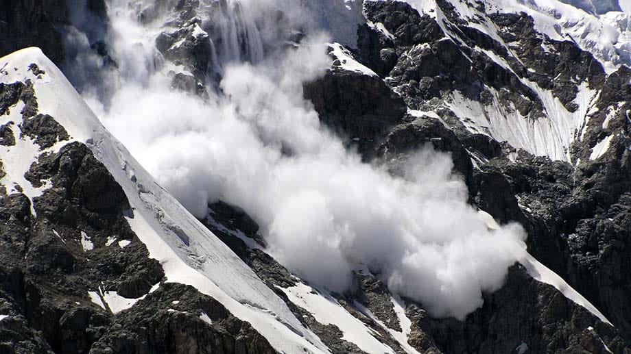 Eine Lawine rast ins Tal und reißt alles mit sich, was sich ihr in den Weg stellt. An steilen Hängen kann sie sogar 200 bis 300 Kilometer pro Stunde erreichen. Eine Lawine rast ins Tal und reißt alles mit sich, was sich ihr in den Weg stellt. An steilen Hängen kann sie sogar 200 bis 300 Kilometer pro Stunde erreichen.