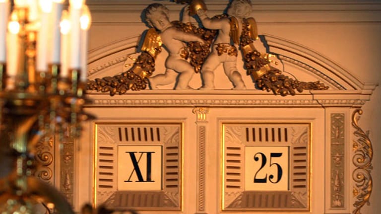 Die Fünf-Minuten-Uhr über der Bühne der Semperoper ist ein Höhepunkt sächsischer Uhrmacherkunst. Ihre damals revolutionäre Digitalanzeige zeigt seit 1841 bei allen musikalischen Meisterwerken die genaue Zeit. Rund 150 Jahre später inspirierte sie A. Lange & Söhne zur "Lange 1" mit der ersten Großdatumsanzeige in einer Serienarmbanduhr.