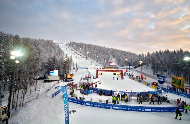 Jedes Jahr im November gastiert die Ski-Elite im finnischen Wintersport-Ort Levi. Wenn nicht gerade Weltcup-Wochenende ist, ist die durchgehend beleuchtete Piste natürlich auch für alle Freizeit-Skiläufer geöffnet.