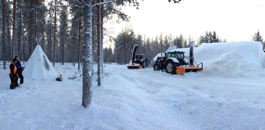 In den Wäldern von Lainio entsteht innerhalb weniger Wochen ein komplettes Hotel aus Schnee. Wer sich traut, kann hier beim Minusgraden unter mehreren Tonnen Schnee übernachten.