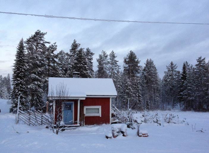 Finnland ist recht dünn besiedelt. Im Schnitt leben hier 15 Finnen pro Quadratkilometer. In Lappland ist die Bevölkerungsdichte noch geringer. Hütten und Häuser stehen meist einsam und verlassen am Rande der vielen Wälder.
