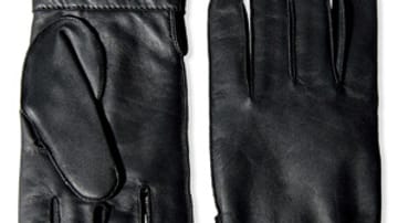 Understatement in schwarzem Leder: Jil Sander veredelt den Herren-Handschuh aus Nappaleder mit einem Nietenverschluss. Preis: 330 Euro.