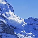 Oft werden Lawinen aber auch von leichtsinnigen Wintersportlern losgetreten. Sie unterschätzen, dass schon kleinste Erschütterungen die labilen Neuschneeschichten ins Rutschen bringen können. Oft werden Lawinen aber auch von leichtsinnigen Wintersportlern losgetreten. Sie unterschätzen, dass schon kleinste Erschütterungen die labilen Neuschneeschichten ins Rutschen bringen können.