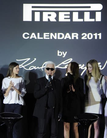 2011 fotografierte der Modeschöpfer und Fotograf für den Pirelli-Kalender.
