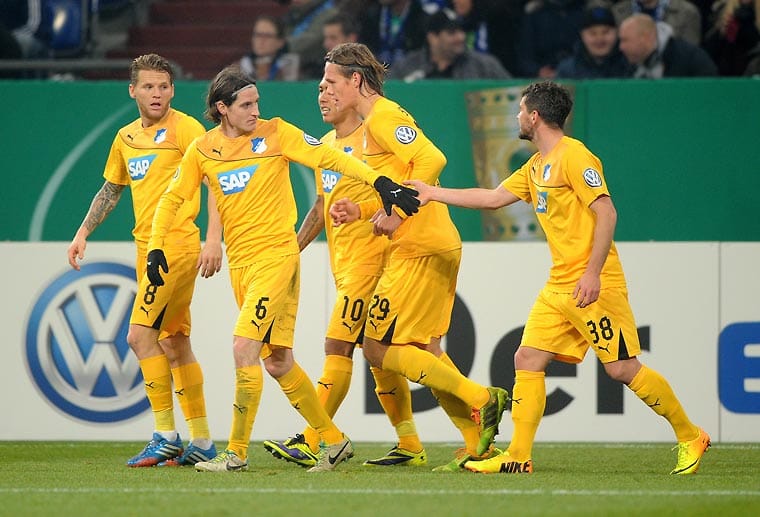 Mitte der ersten Spielhälfte bringt Kai Herdling (re.) Hoffenheim mit einer "verunglückten" Flanke mit 1:0 in Führung.