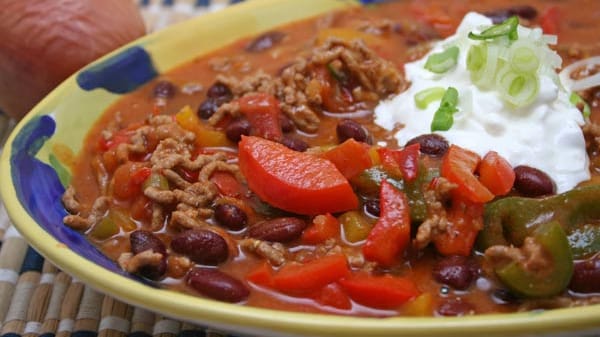 Chili con Carne ist einer der beliebtesten Klassiker auf Partys. Kein Wunder, denn so können Sie Ihren Gästen richtig einheizen und selbst die lahmste Feier erhält so einen scharfen Kick!