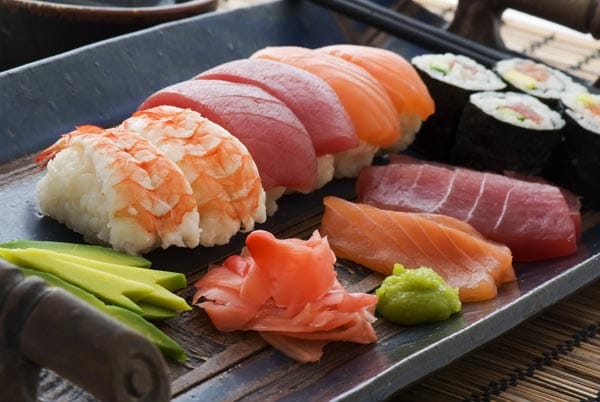 Wer gerne Sushi isst, kennt die grüne Paste, die jede verschnupfte Nase mit einem Atemzug freisprengt: Wasabi. In Wahrheit handelt es sich hierbei aber nicht um echtes Wasabi, sondern um eine Mischung aus Meerrettichpulver, Senfpulver, Maisstärke und Farbstoffen.