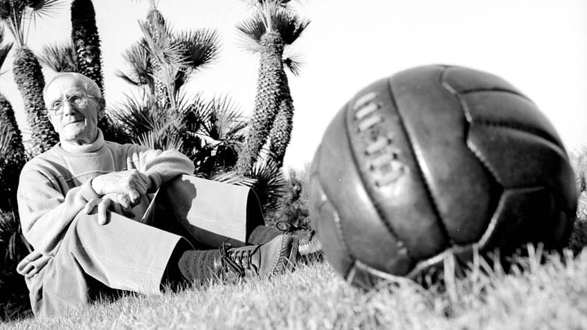 1938 in England kickte man mit dem Lederball namens Allen.(Links im Bild Frankreichs Fußballlegende Alfred Aston)