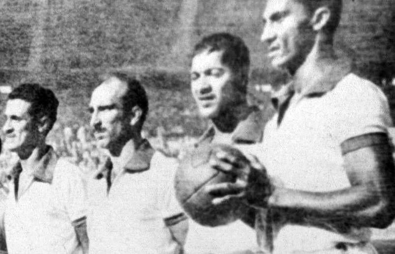 1950 in Brasilien hieß der Ball Super Duplo T. Brasiliens Torwart Barbosa hält das Spielgerät in seinen Händen.