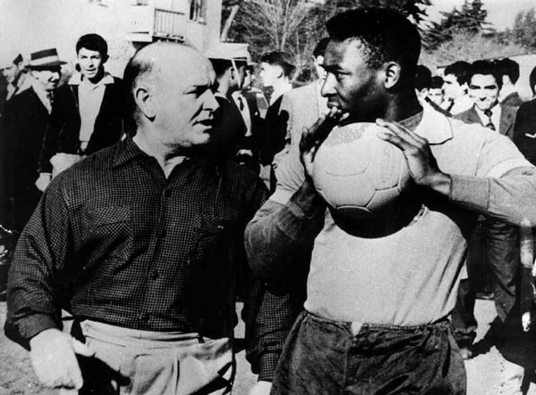 Der Brasilianer Pele (re.) prüft den offiziellen Spielball der WM 1962 in Chile, den Mr. Crack.