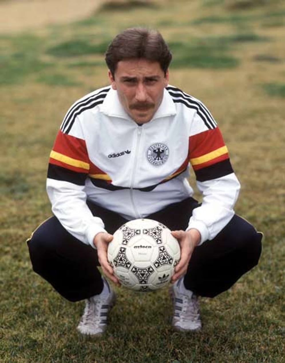 Wolfram Wuttke posiert mit dem Spielball der WM 1986 in Mexiko, dem Azteca.