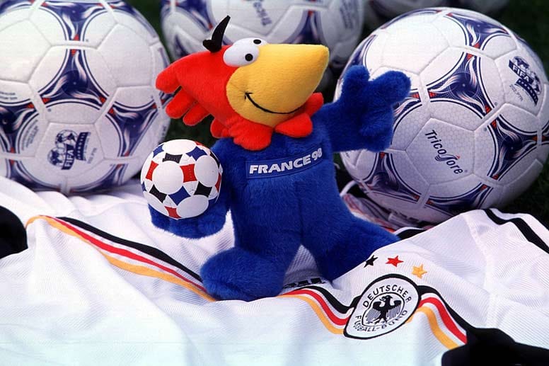 In Anlehnung an die französische Nationalflagge heißt der Ball der WM 1998 in Frankreich Tricolore.