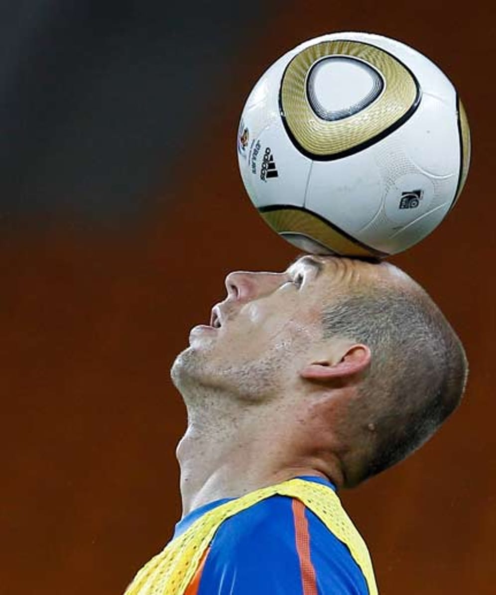 Arjen Robben balanciert den Ball der WM 2010 in Südafrika: den Jabulani.