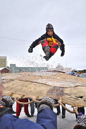 Das "Anchorage Fur Rendezvous" oder der "Fur Rondy", wie die Einheimischen sagen, ist eines der größten Winterfestivals in Nordamerika. Dabei handelt es sich um eine einzigartige Mischung aus Karneval, skurrilen Wettbewerben, Hundeschlittenrennen und Musikaufführungen.