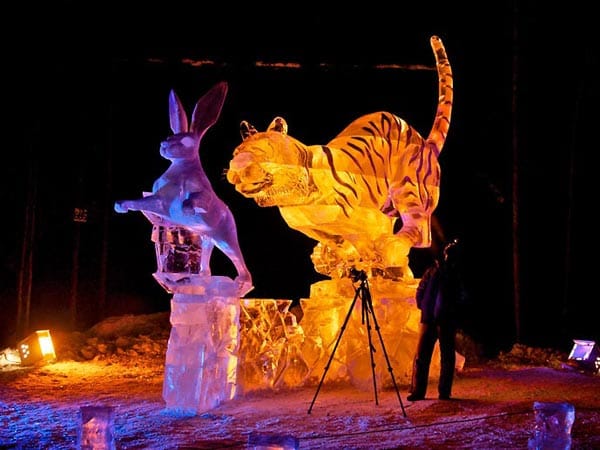 Ein weiteres Highlight ist die "Eisskulpturen-WM" in Fairbanks. Die besten Eisbildhauer aus 30 Nationen finden sich jedes Jahr im Februar in Fairbanks ein, um aus riesigen Eisblöcken faszinierende Skulpturen zu gestalten.