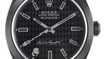 Lagerfeld nimmt sich gerne Zeit für seine Mode und sein künstlerisches Schaffen. Nun hat das Multitalent sich ein weiteres Objekt vorgenommen und gestaltete zusammen mit dem Uhren-Veredler Bamford Watch Department eine Rolex - ganz in schwarz und auf fünf Stück limitiert.