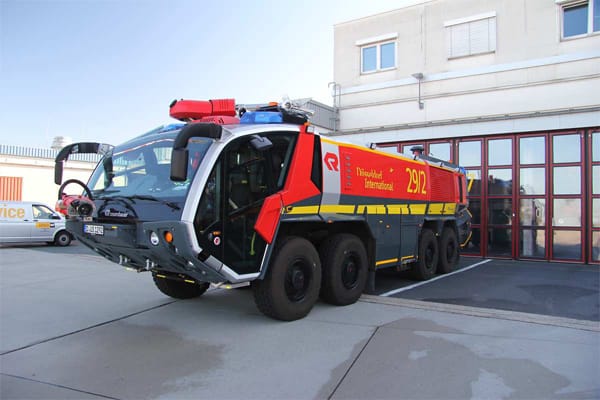 Die jeweils 45 Tonnen schweren, über zwölf Meter langen und drei Meter breiten hochmodernen Flughafen-Feuerwehrfahrzeuge sind jeweils mit 12.500 Litern Wasser, 1500 Litern Löschschaum und 500 Kilogramm Löschpulver ausgestattet.