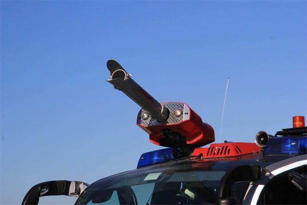 Der Wasserwerfer auf dem Dach, der per Joystick aus der drei Mann fassenden Fahrerkabine gesteuert werden kann, schießt mit zwölf bar 6.500 Liter pro Minute bis zu 90 Meter weit.