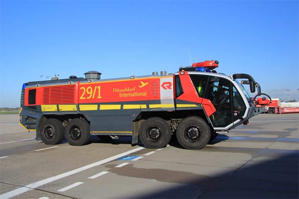 Auf dem Düsseldorfer Flughafen sorgen unter anderem 149 Feuerwehrmänner und drei Panther für die Sicherheit von rund 21 Millionen Passagieren.