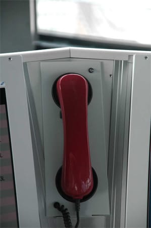Wenn das berühmte Rote Telefon der Fluglotsen klingelt, wird durch dessen bloßes Abheben im Tower ein Großalarm ausgelöst. "Vom Klingeln des Telefons in unserer Zentrale bis zum Eintreffen des Löschzugs am Brandherd mit Wasser am Rohr dürfen maximal 180 Sekunden vergehen. Wenn wir nicht sofort Alarm auslösen würden, würden wir wertvolle Zeit verschenken."