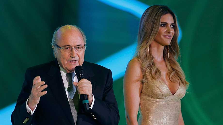 FIFA-Chef Blatter begrüßt die Fußballfamilie und spricht - wie meistens - vorab bereits von der besten WM aller Zeiten. Moderatorin Fernanda Lima trägt's mit Fassung.