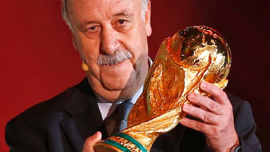 Um diesen Pokal geht es vom 12. Juni bis zum 13. Juli 2014 beim WM-Turnier in Brasilien. Spaniens Weltmeistercoach würde ihn natürlich gerne behalten.