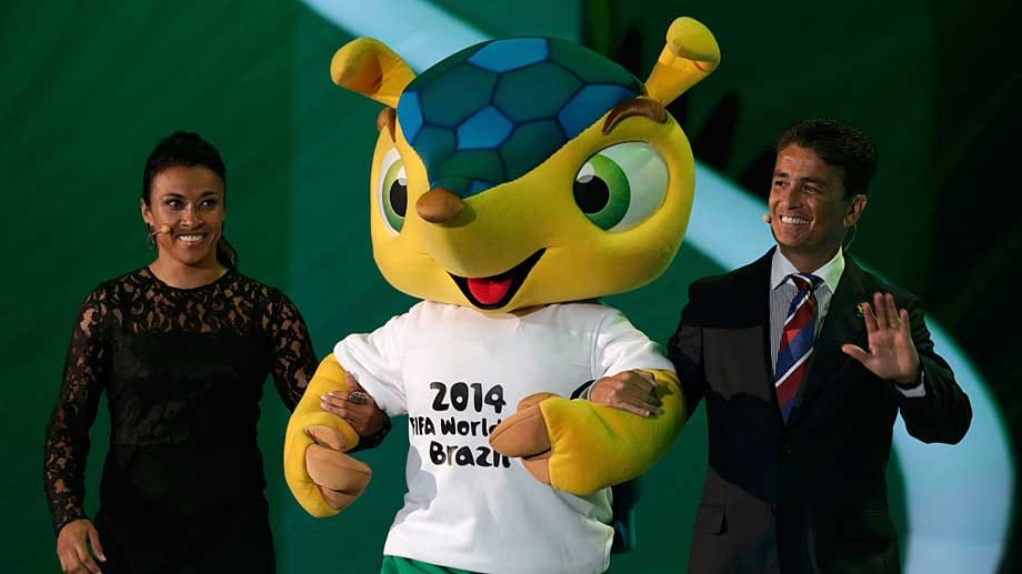 Die früheren brasilianischen Fußballstars Marta und Bebeto präsentieren das WM-Maskottchen Fuleco.