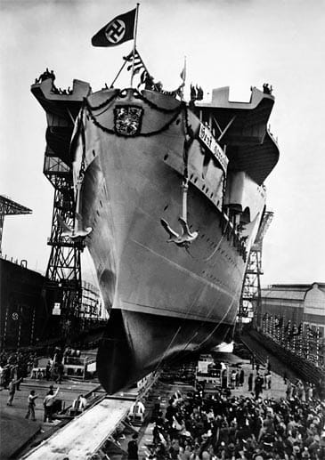 Es war großer Bahnhof in Kiel an jenem Wintertag vor 75 Jahren: Diktator Adolf Hitler kam am 8. Dezember 1938 dorthin, um den Stapellauf des ersten deutschen Flugzeugträgers zu erleben.