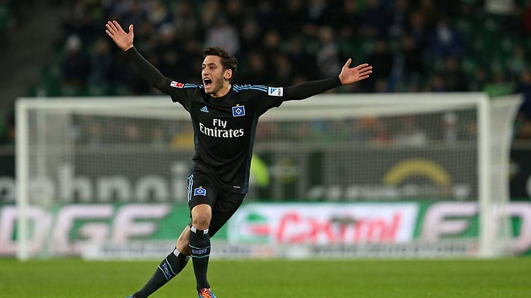 Hakan Calhanoglu wechselte vor der Saison vom Karlsruher SC an die Elbe zum Bundesliga-Dino Hamburger SV. Zu früh für den großen Schritt, meinten einige Experten, schließlich ist der türkische Nationalspieler erst 19 Jahre alt. Nach der Hinrunde weist er trotzdem eine starke Bilanz auf. Fünf Tore erzielte er selbst und legte zwei Mal für die Mitspieler auf.