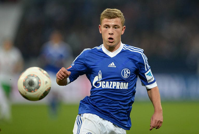 Dieses heißumworbene 18 Jahre alte Mittelfeld-Talent von Schalke 04 heißt Max Meyer. Kürzlich hat er seinen Vertrag bei den Königsblauen bis 2018 verlängert und so ein eindeutiges Treuebekenntnis abgegeben. In der Hinrunde kam der Edeltechniker auf drei Tore und eine Torvorlage.
