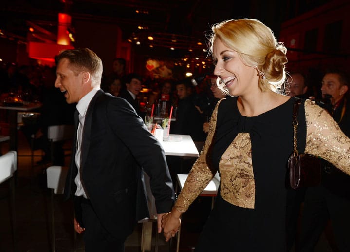Umgezogen für die After-Show-Party und nach wie vor bestens gelaunt: Pocher und Lisicki haben offensichtlich Spaß.