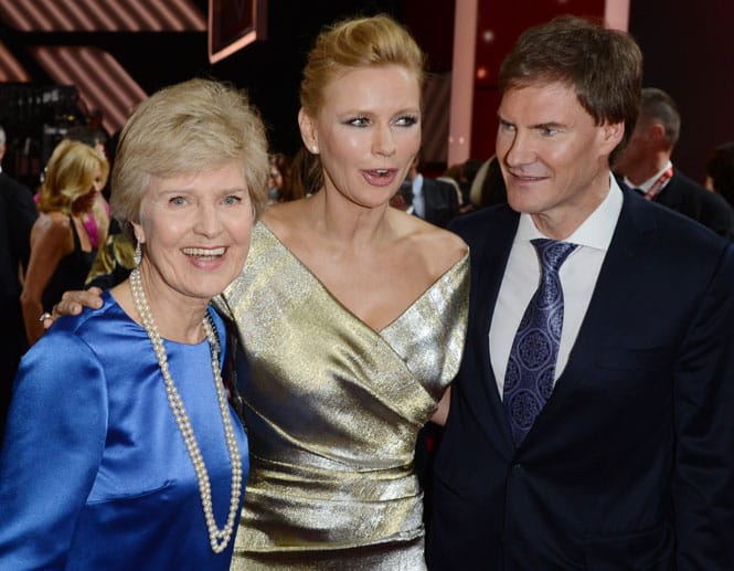 Veronica Ferres und Carsten Maschmeyer posieren mit Friede Springer.